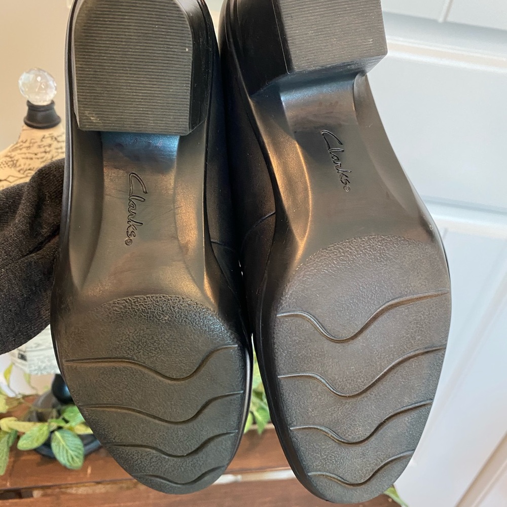 Like New! Clarks Soft Memory Foam Heel Collection - image 7